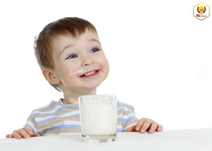 Theo dõi các phản ứng của bé với loại sữa mới
